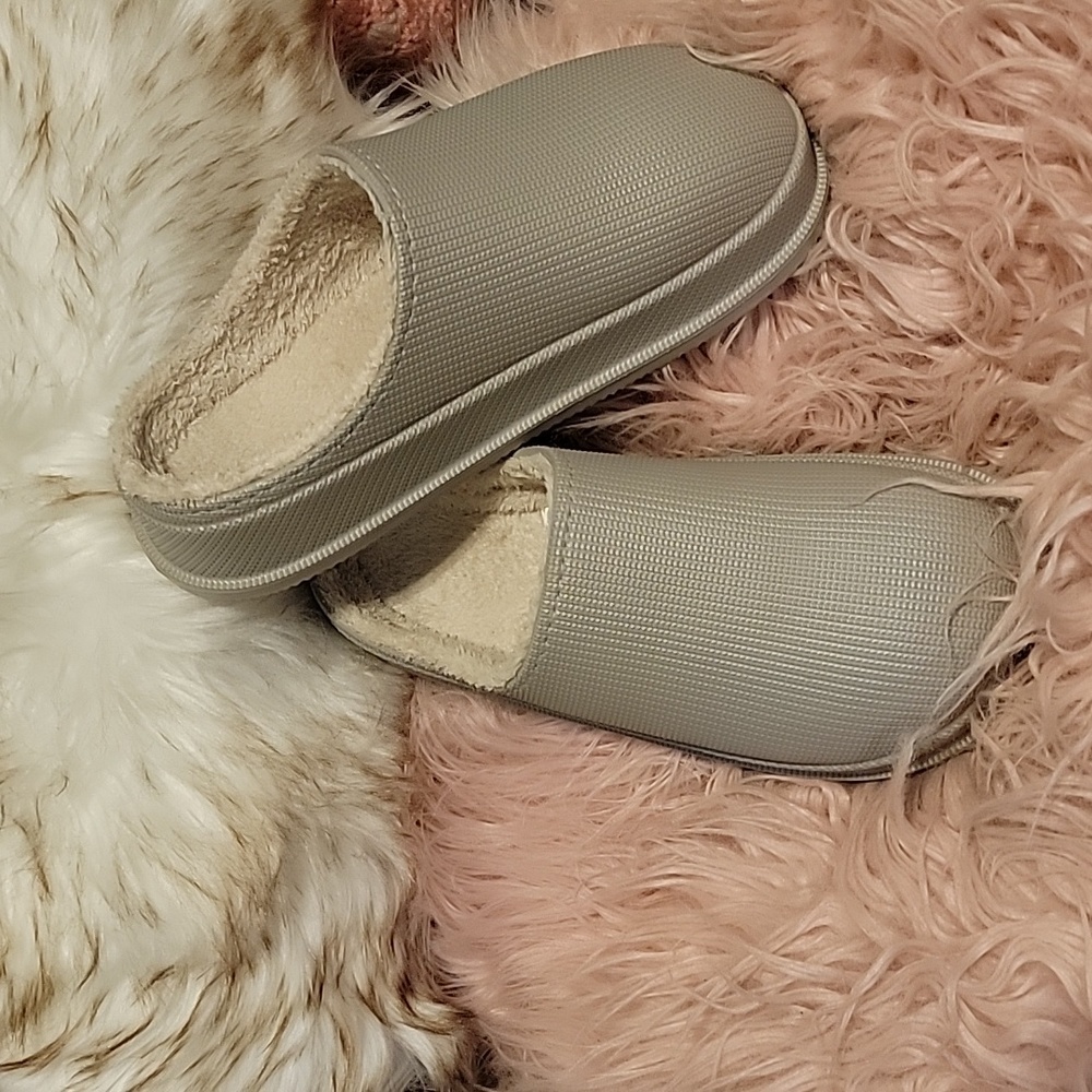 Cloudies Women's size 9 Slippers
